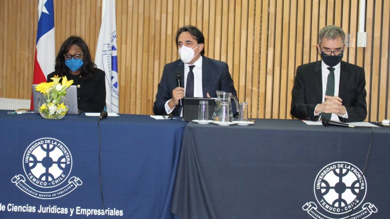 Decano expuso en seminario sobre proceso constituyente organizado por la Universidad de la Frontera