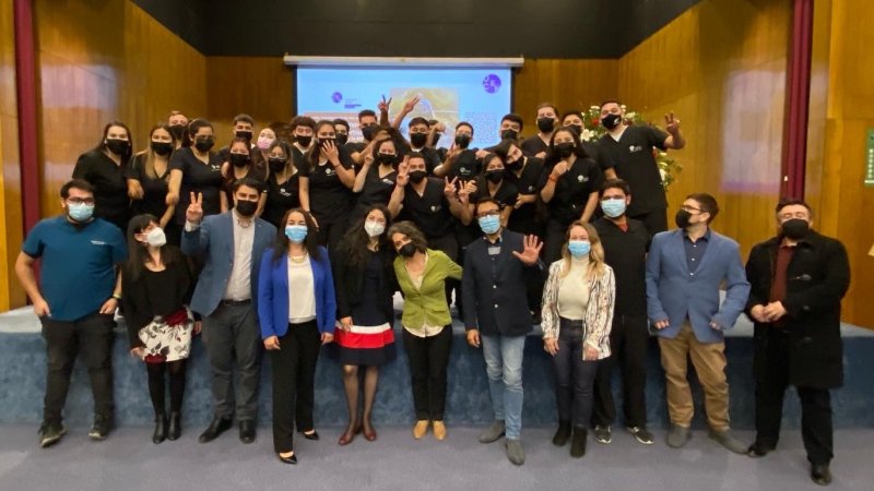 Primera generación de estudiantes de kinesiología UCEN fueron investidos con sus trajes clínicos