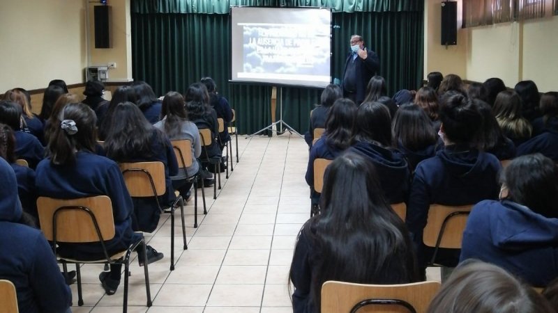 Trabajo Social realiza intervención socioemocional en establecimiento capitalino