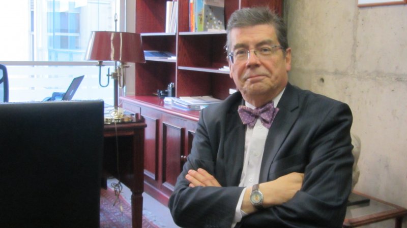 Profesor Luis Riveros es elegido decano de la Facultad de Economía, Gobierno y Comunicaciones