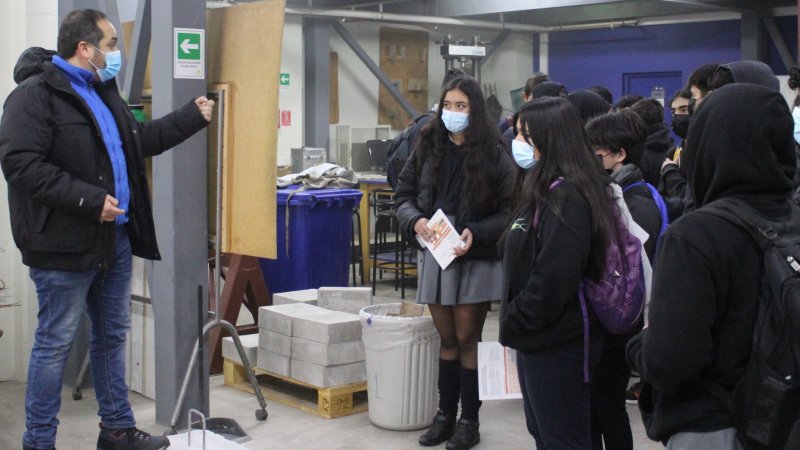 Laboratorios de Ingeniería Civil en Obras Civiles e Ingeniería en Construcción reciben a estudiantes con interés en las carreras