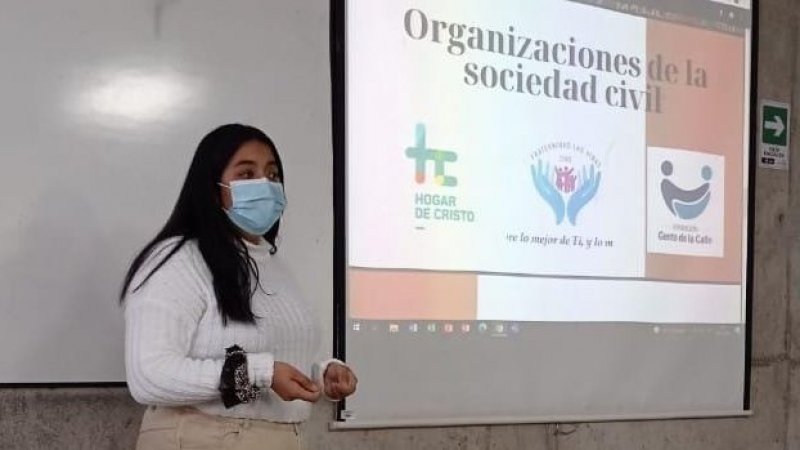 Egresada comparte sus experiencias en el trabajo con personas en situación de calle a estudiantes de primer año