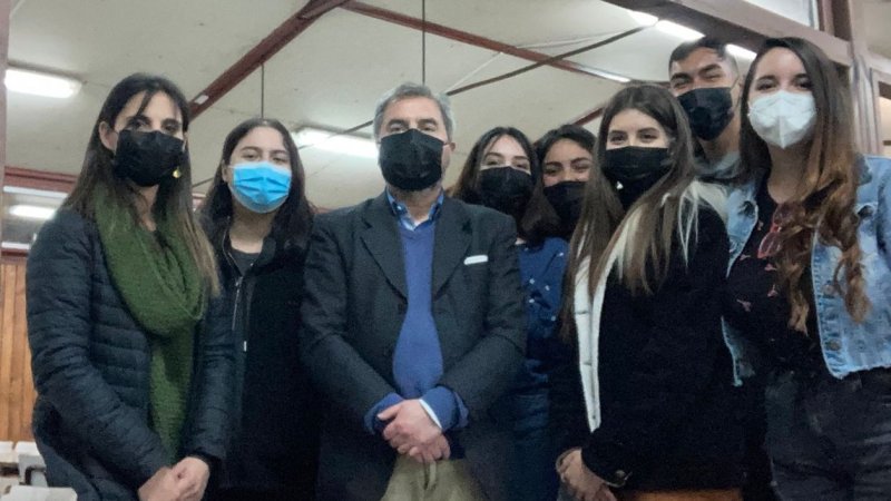 Mg. Claudio Barrales junto a estudiantes de Psicología concurren a colegio San Esteban de Los Andes