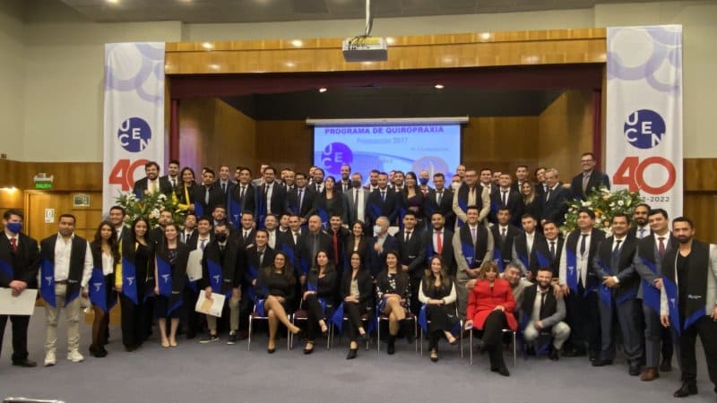 77 profesionales de la salud recibieron su segundo titulo en Licenciatura en Quiropraxia UCEN