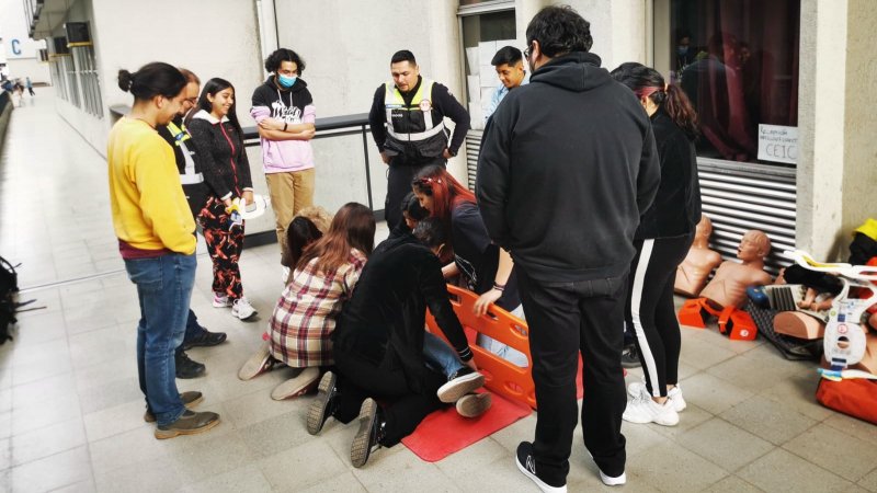 Estudiantes de la UCEN participan en taller de primeros auxilios