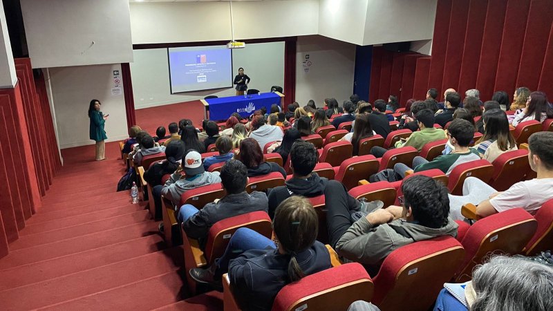 Este jueves a las 12:00 horas, el Rector de la Universidad Central, Santiago González Larraín, participará en el programa Universidad Futuro de Radio UCentral 107.1FM. La autoridad universitaria hará un profundo análisis acerca del acontecer nacional, desde un punto de vista académico, además de conocer los pormenores que están sucediendo en la Universidad Central en materia institucional. Otra de las áreas que se espera conocer de la voz del rector Santiago González, tiene relación con la seguridad entorno a las sedes de la Universidad Central en Santiago, específicamente el Barrio Almagro, conociendo los nuevos acuerdos con autoridades de gobierno para brindar más protección a estudiantes, académicos, administrativos y vecinos del sector. La invitación es para sintonizar Radio Ucentral este jueves 13 de octubre a las 12:00hrs. En el 107.1 FM (Santiago Centro), así como a través de streaming en radio.ucentral.cl.