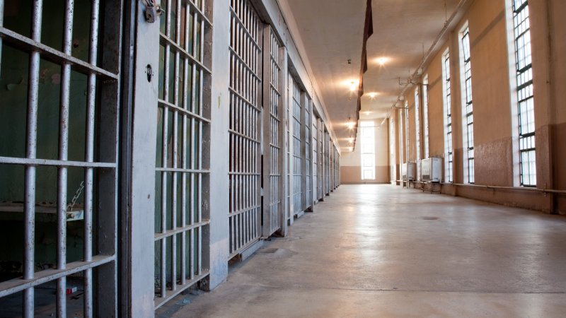 Doctorado en Derecho analiza investigación sobre violencia en cárceles