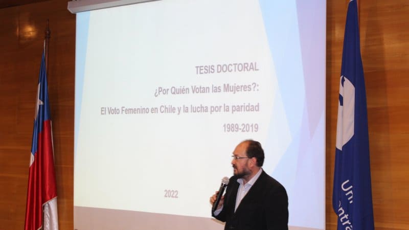 Periodista Javier Insulza presentó su tesis doctoral sobre el voto femenino en Chile