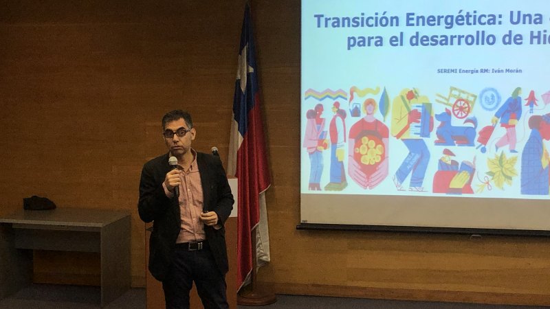 Charla de Seremi de Energía RM enfatizó en las energías renovables como el camino para revertir la emergencia climática