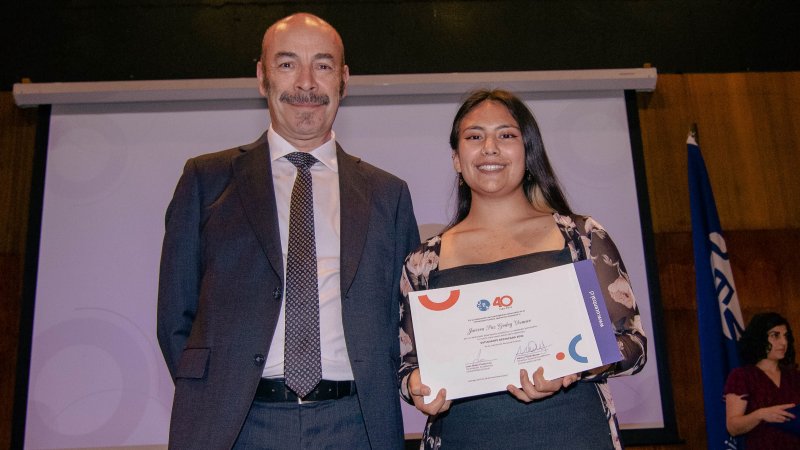 Entregan reconocimiento a estudiantes y deportistas destacados en 40.° aniversario de la UCEN