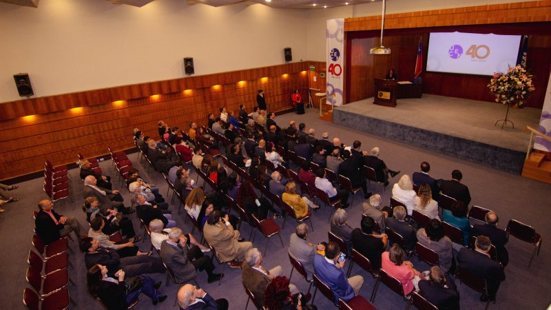 UCEN homenajeó a sus docentes y funcionarios en 40.° aniversario