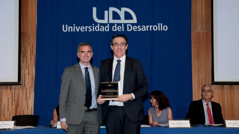 Director de Escuela Rafael Pastor recibe premio de excelencia académica