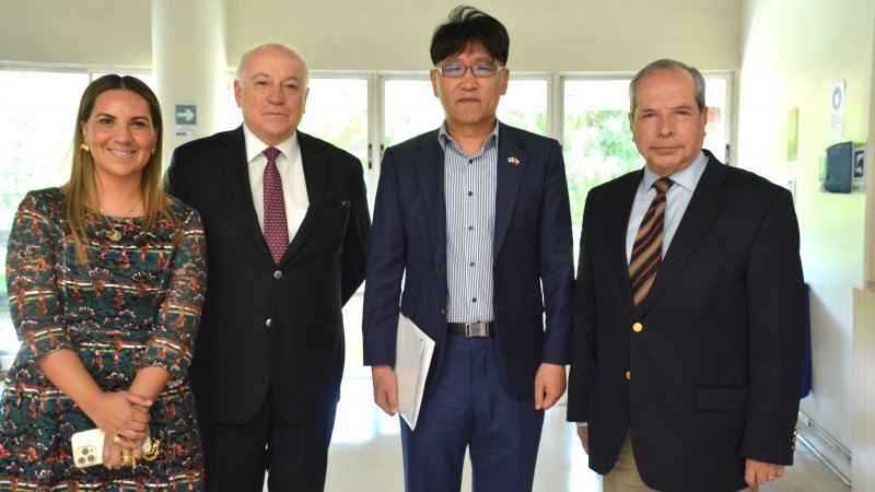 Embajador de la República de Corea, Hwang Kyung-Tae visita la Universidad Central de Chile