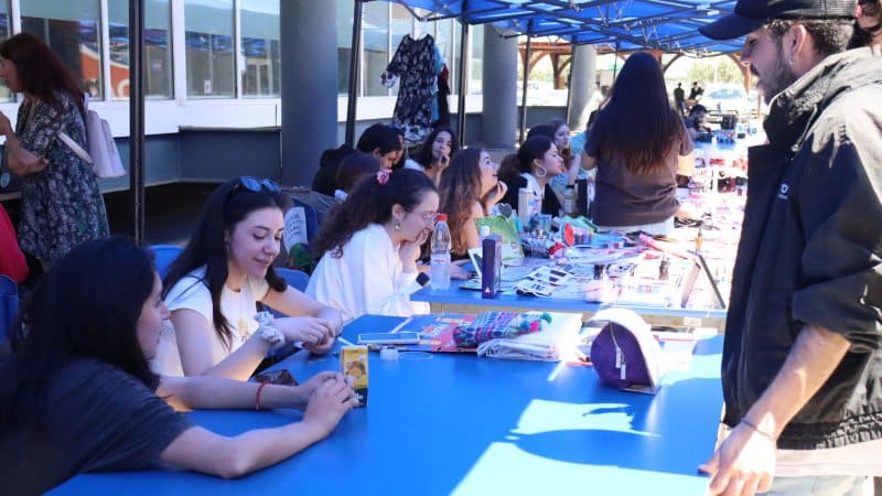 Feria navideña convocó a estudiantes emprendedores de la universidad