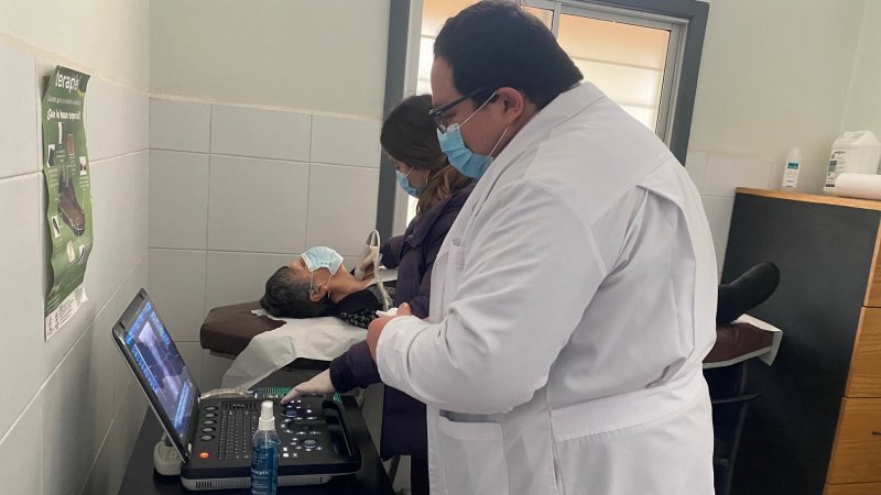 Tecnología Médica UCEN realiza operativo preventivo de tiroides a comunidad de El Monte