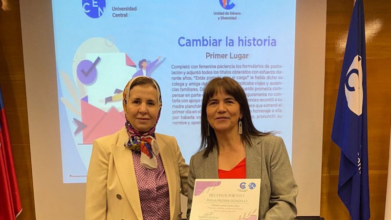 Profesora Paula Medina logra primer lugar en concurso de relatos por 8M