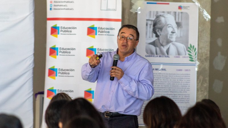 Académico de la Facultad de Ciencias de la Salud dicta charla en jornada sobre “Fortalecimiento de la Transversalización de Género en el Sistema de Educación Pública”