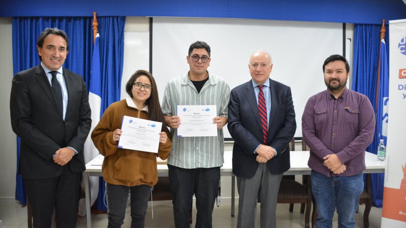 Rector Santiago González valora esfuerzo de estudiantes en ceremonia de reconocimiento “Investiga UCEN 2022”