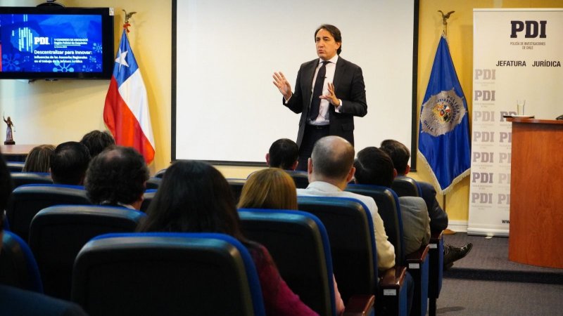Vicerrector Académico Emilio Oñate expone sobre protección de datos en congreso de la PDI