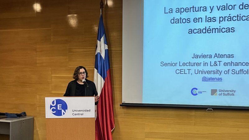 Javiera Atenas en charla magistral organizada por el INES Ciencia Abierta «Docencia e investigación no deben ser entidades paralelas en la universidad»