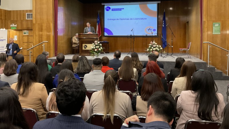 Entre aplausos y emotivos discursos se entregaron Licenciaturas en Ciencias Jurídicas y Sociales