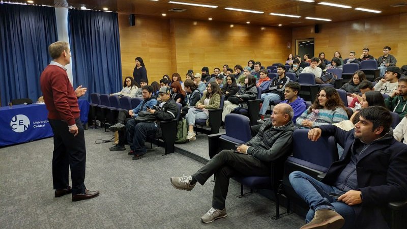 Causas sociales, marcas e identidad fueron los temas principales en conversatorio de comunicaciones con Sebastián Goldsack