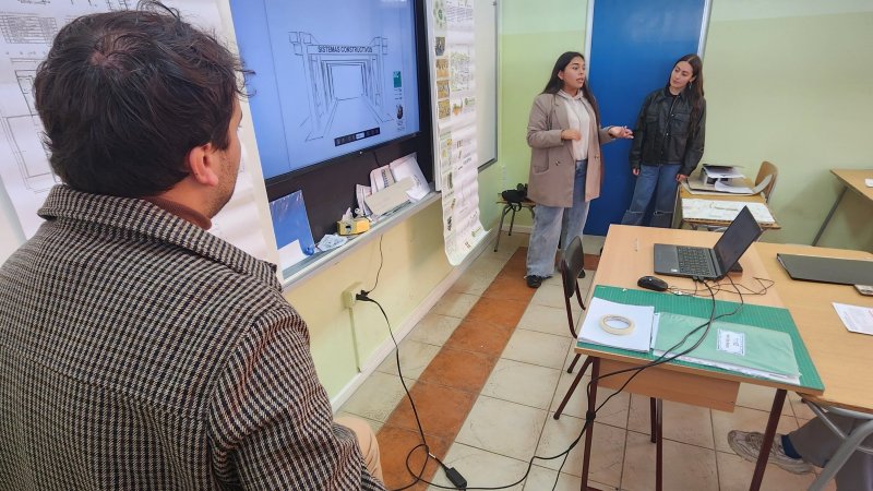 Docente y estudiantes de Arquitectura visitan a jóvenes del Colegio San Marino College