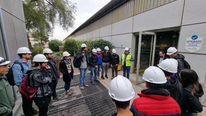 Estudiantes visitan planta de fabricación de innovadora empresa de la construcción