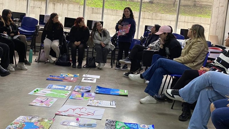 Estudiantes de periodismo desarrollan proyecto “Fiesta de literatura feminista a través del arte-terapia”