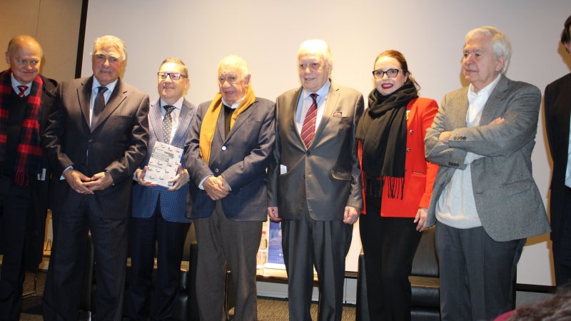 Profesor Edgardo Riveros participó en presentación del nuevo libro de Raúl Allard