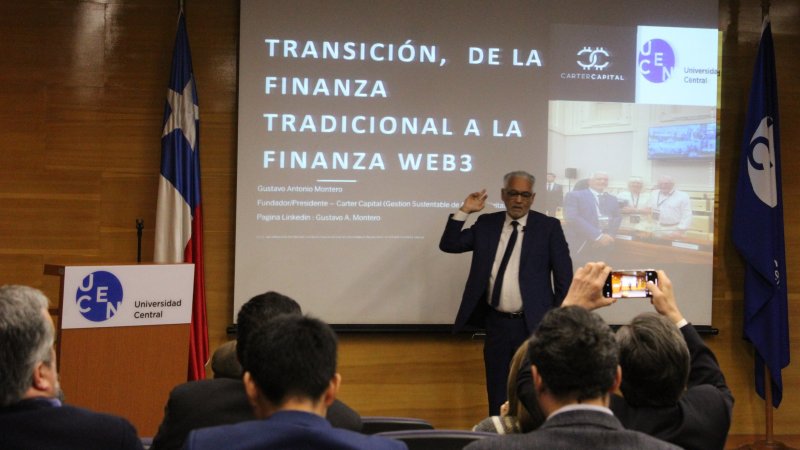 Experto en finanzas entregó charla sobre la evolución del sistema financiero