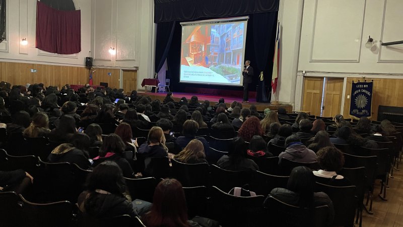 Escuela de Arquitectura y Paisaje visita y recibe a estudiantes escolares para socializar las carreras