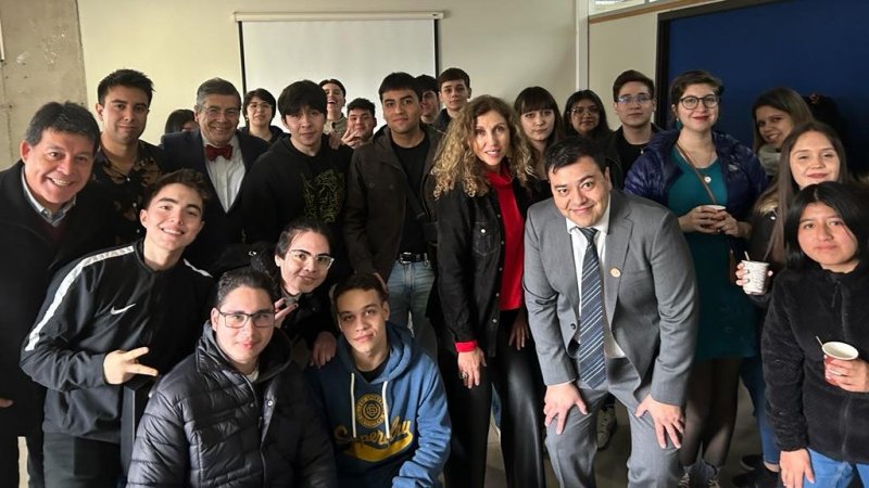 Más de 20 estudiantes destacados de Economía y Negocios recibieron un reconocimiento