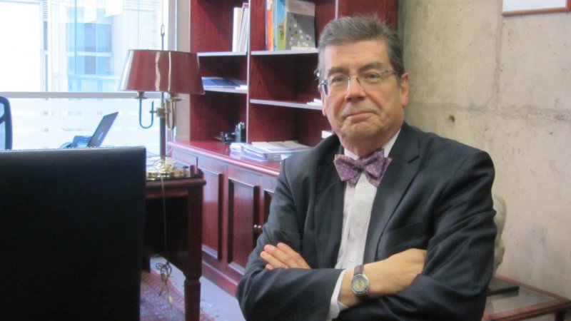 Decano de la Facultad de Economía, Gobierno y Comunicaciones es nombrado Profesor Emérito por la Universidad de Chile