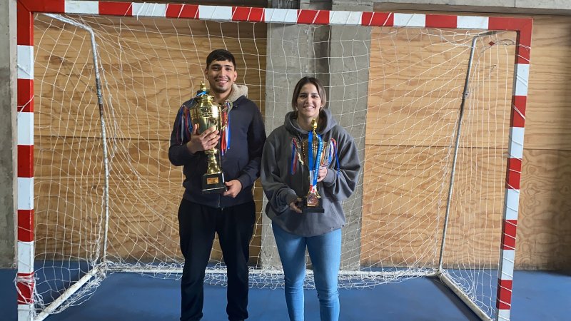 Los estudiantes del mes: Carlos Hartmann y Mayte Aguilar, los monarcas del Futsal
