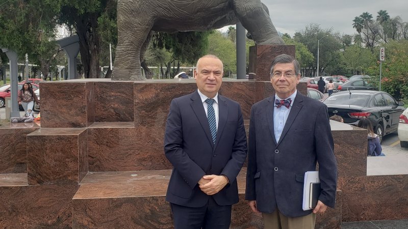 Decano Luis Riveros visita Universidad Autónoma de Nuevo León para fortalecer la colaboración académica