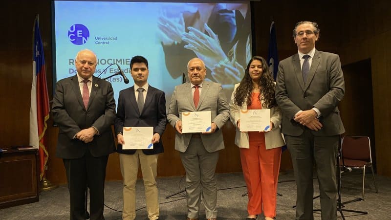 Universidad reconoció a estudiantes y docentes destacados de la Facdeh