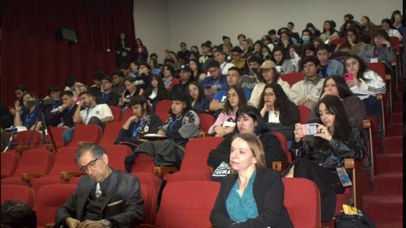 Estudiantes de Administración Pública y Ciencia Política realizan debate en el contexto del Plebiscito Constitucional