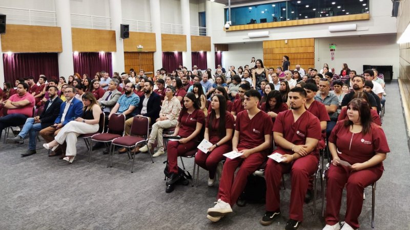 Estudiantes de cuarto semestre de Tecnología Médica reciben su Investidura y deciden su especialidad