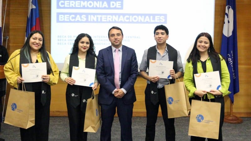 Dirección de Relaciones Internacionales reconoce a las y los estudiantes destacados en su ceremonia de becas