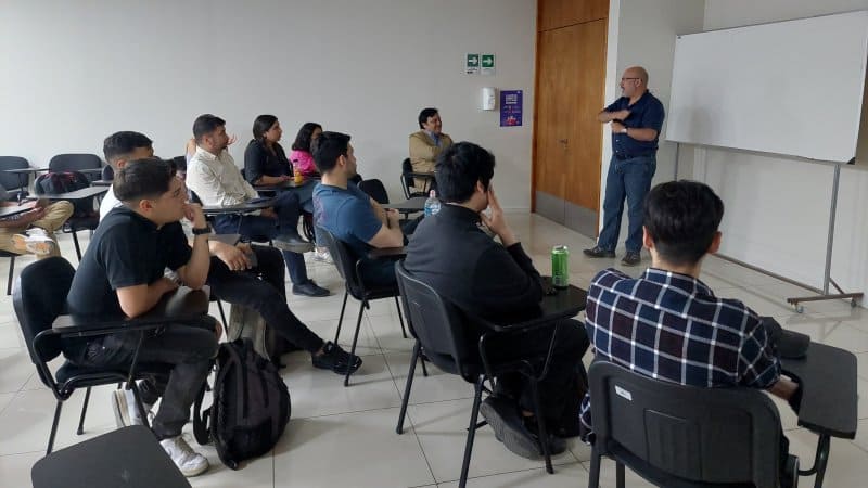 Estudiantes de Ingeniería Comercial y en Información y Control de Gestión estuvieron en charla sobre desarrollar sus propuestas de valor