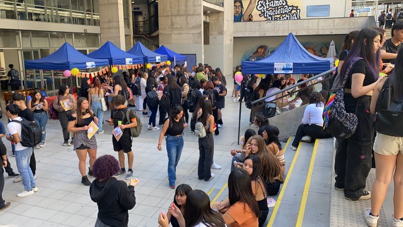 Estudiantes de primer año de psicología reciben calurosa acogida en una feria realizada por su Centro de Estudiantes