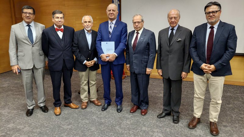 Con comentarios de autores se realizó la presentación del libro 