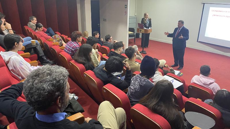Académico español reflexionó sobre la dimensión pública de la libertad de información