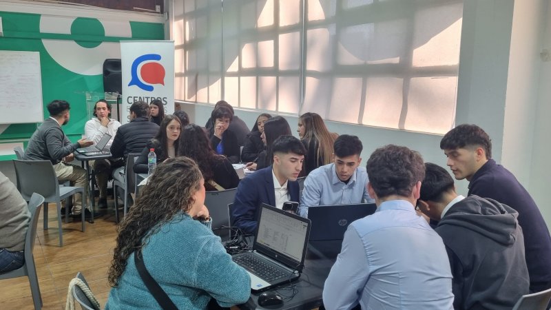 Estudiantes de Ingeniería Comercial se vinculan con emprendedores de Peñalolén en una valiosa experiencia territorial