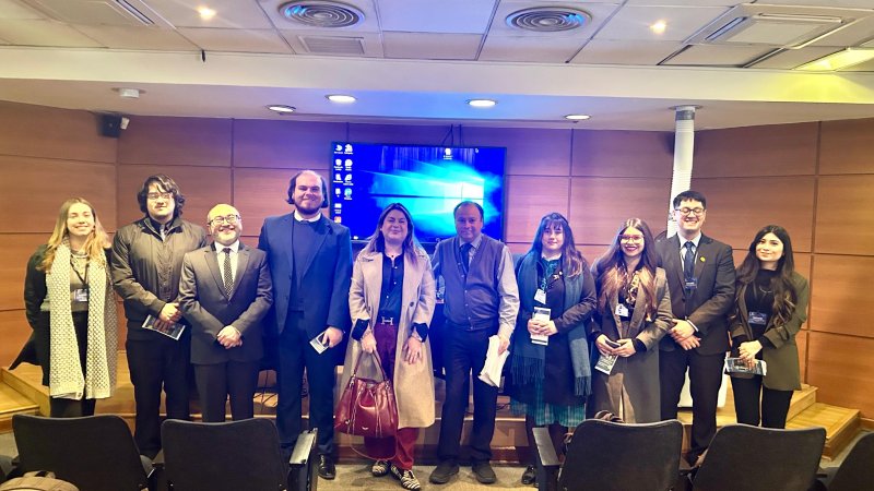 Estudiantes de Derecho de la UCEN visitan el 17° Juzgado Civil de Santiago para fortalecer su formación práctica