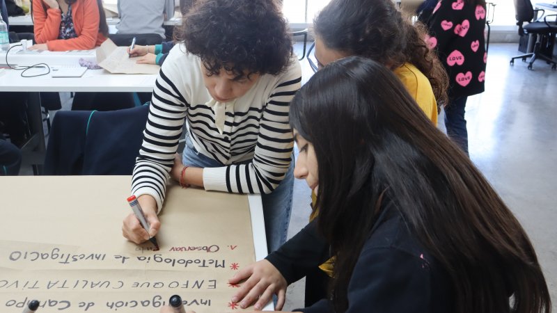 Escolares participan en taller de metodología de la investigación