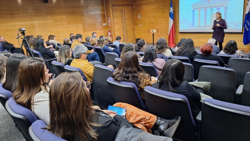 Charla de Humanización en Salud convoca a docentes y autoridades de Famedsa