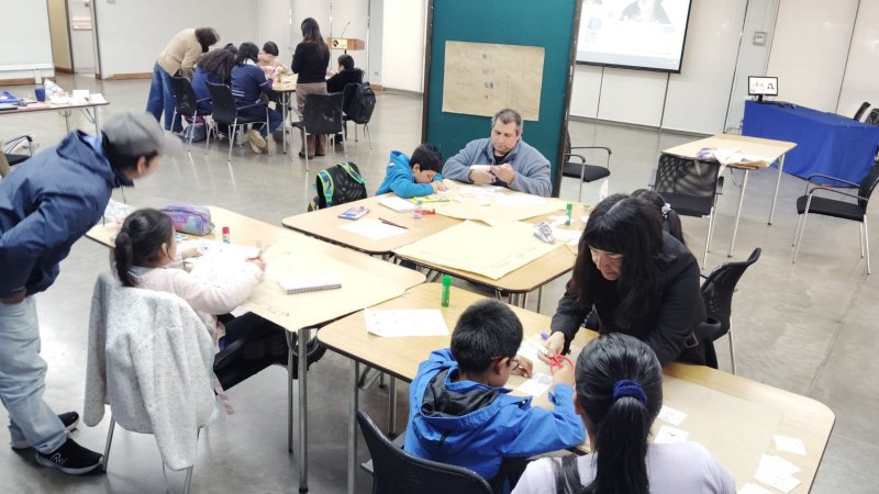 Escuela Comunitaria reunió a familias del campamento Dignidad de La Florida para aprender de matemáticas y lenguaje