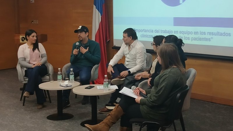 Estudiantes de Medicina participan de conversatorio que resalta trabajo clínico en equipo